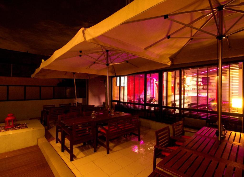 Albergue Pilot Design & Bar *